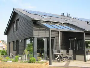 Terrasoverkapping geïntegreerd in dak