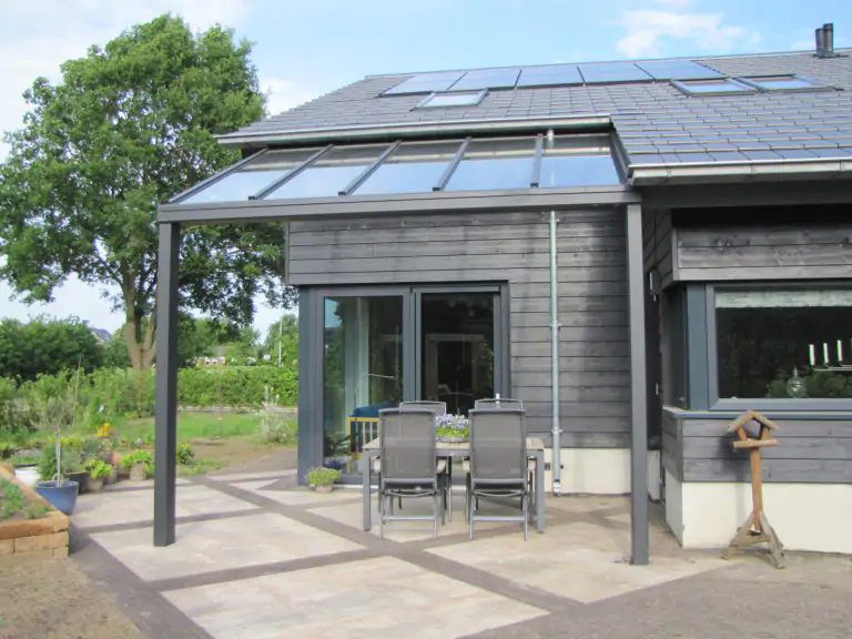 Terrasoverkapping geïntegreerd in dak
