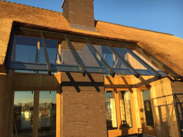 Glazen terrasoverkappingen aluminium in huis met rieten dak, Overkapping van glas