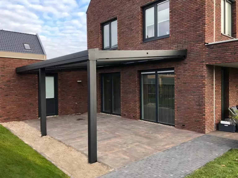 Terrasoverkapping met lessenaarsdak nieuwbouw