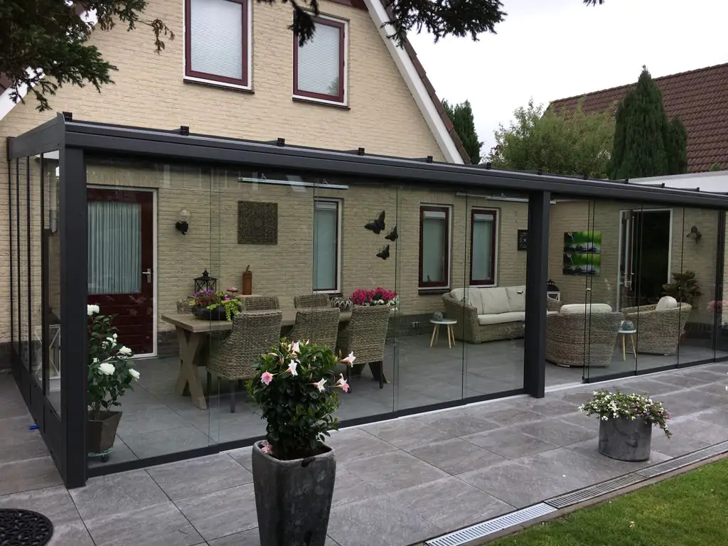 Brede antraciet aluminium tuinkamer met glazen schuifwand aan woning