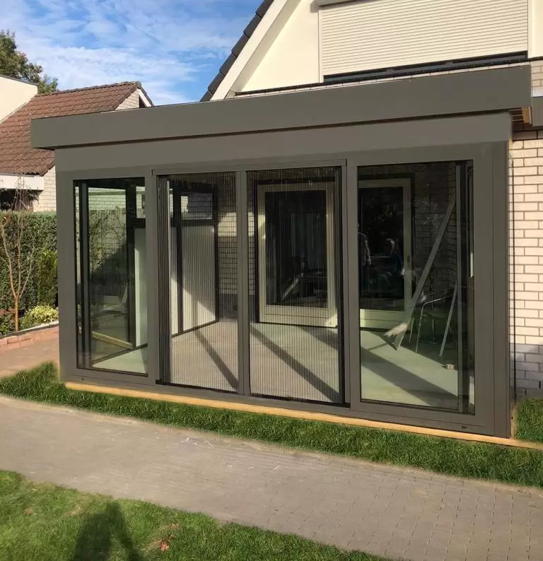 Moderne antraciete serre met schuifwand