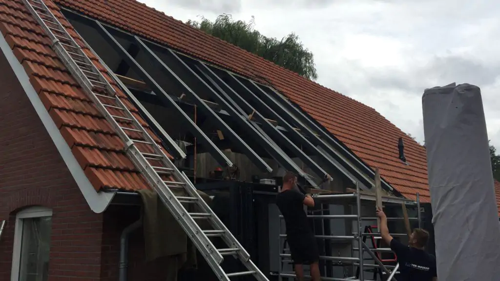 Serre in huis met schuin dak in aanbouw.