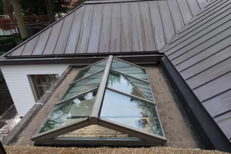 Bruine zadeldak lichtstraat op plat dak