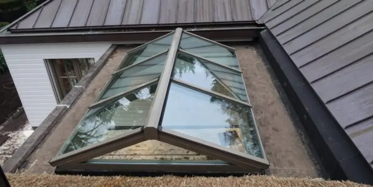 Bruine zadeldak lichtstraat op plat dak